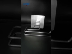 Zainstalowany uchwyt do zębatek do łazienki samoprzylepny bez uszkodzeń