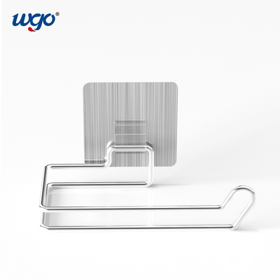 Samoprzylepny zainstalowany uchwyt na papier łazienkowy bez uszkodzeń montaż